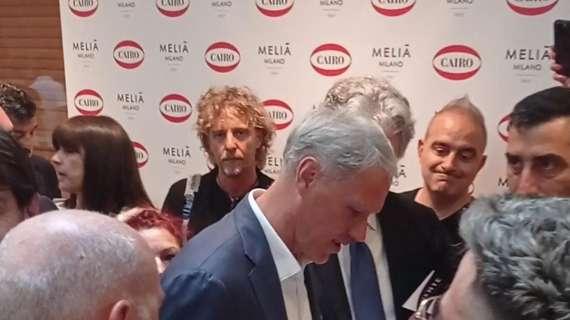VIDEO MN - Autografi e foto: Marco van Basten circondato dall'affetto dei milanisti