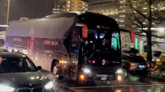 VIDEO MN - Il Milan è arrivato a San Siro per la sfida alla Roma: tanti tifosi sotto la pioggia