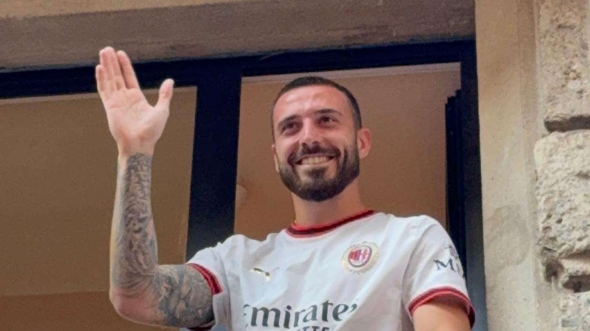 VIDEO MN - Gila saluta i tifosi rossoneri in centro a Milano!