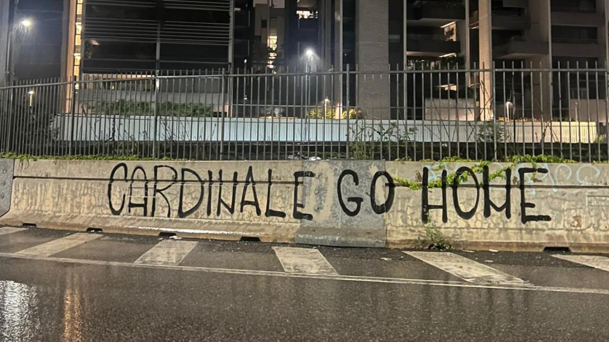 Nuove scritte davanti a Casa Milan: "Cardinale go home" e "Liberate il nostro Milan"