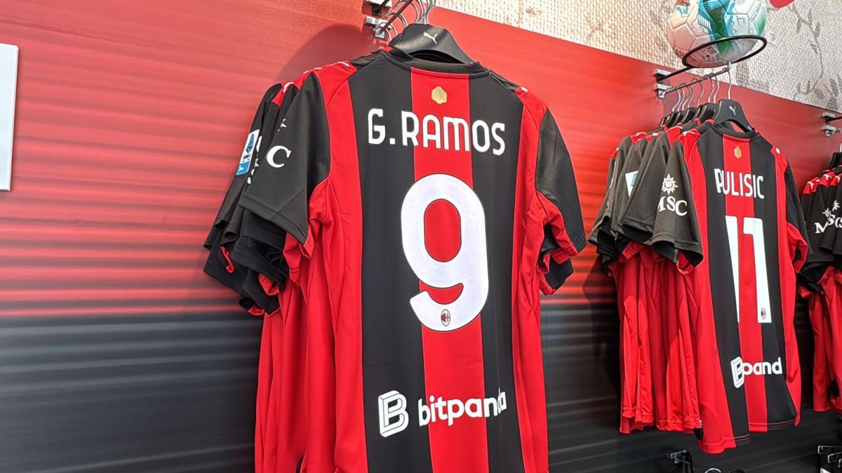 La maglia di Ramos arriva nel Milan store. Tutto confermato: indosserà la 9