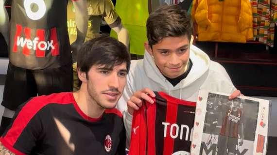PHOTOGALLERY MN - Il popolo milanista abbraccia Tonali: le foto più belle del Meet&Greet a Casa Milan