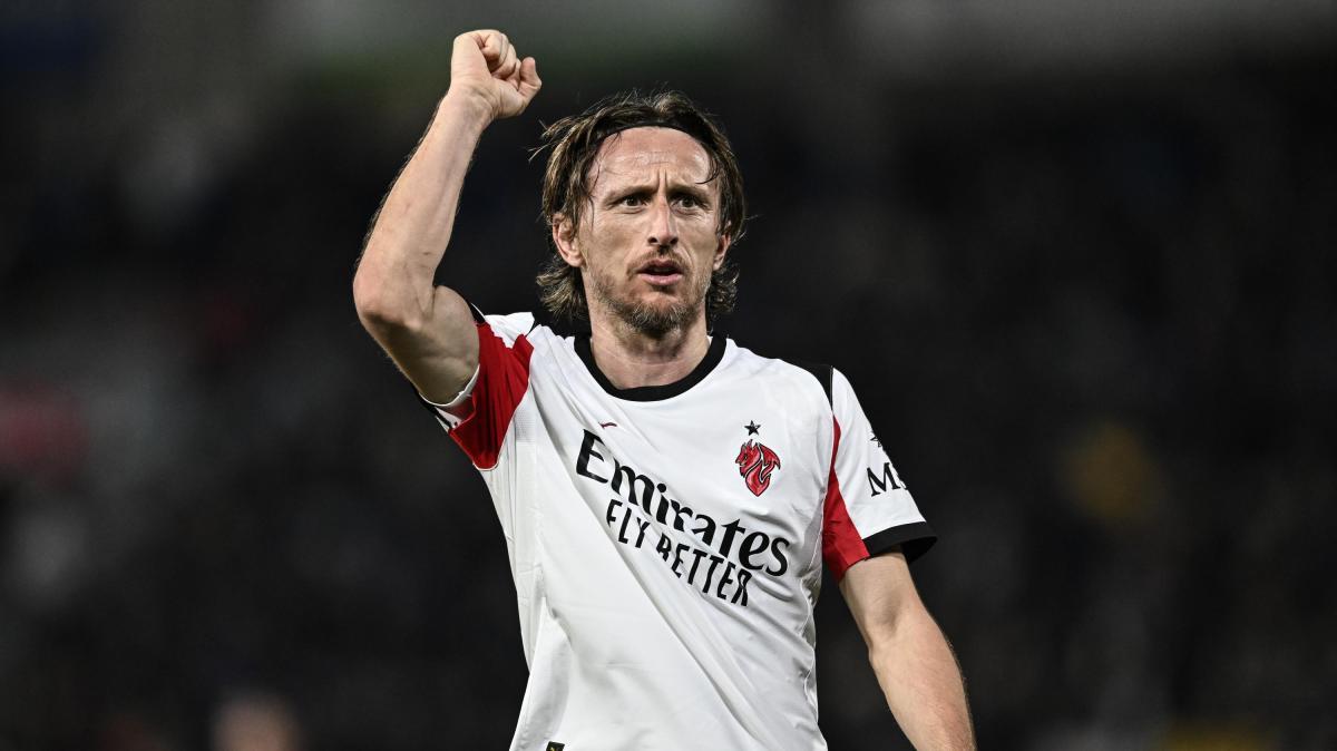 L'arrivo di Modric a Perth: tanto tempo con i tifosi tra autografi e foto. Il video