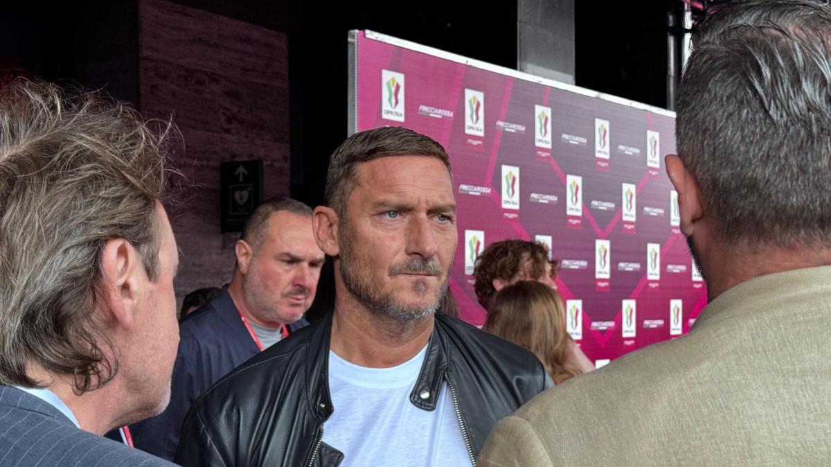 Totti rivela: "Se avessi dovuto lasciare la Roma sarei andato volentieri al Milan. Da piccolo mi ero innamorato della squadra di Sacchi e dei tre olandesi"