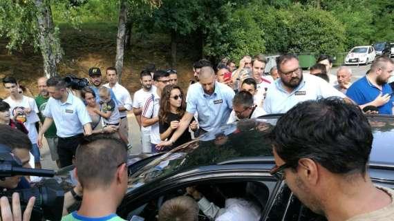 VIDEO MN - Milanello, Maldini e Leonardo assaliti festosamente dai tifosi. E qualcuno grida: "Portaci Milinkovic-Savic"