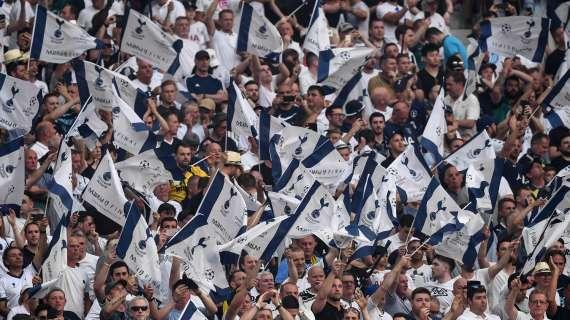 Lo stadio del Tottenham balla con la tempesta Eunice, le immagini incredibili da Londra