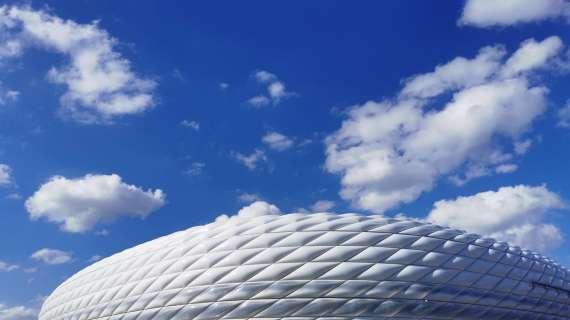 Bayern, l'Allianz Arena si illumina per ricordare la leggenda Gerd Muller