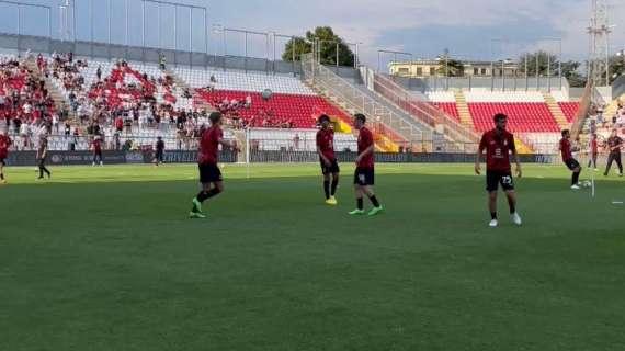 VIDEO MN - Vicenza-Milan, il riscaldamento della panchina rossonera: scambi tra De Ketelaere e Adli