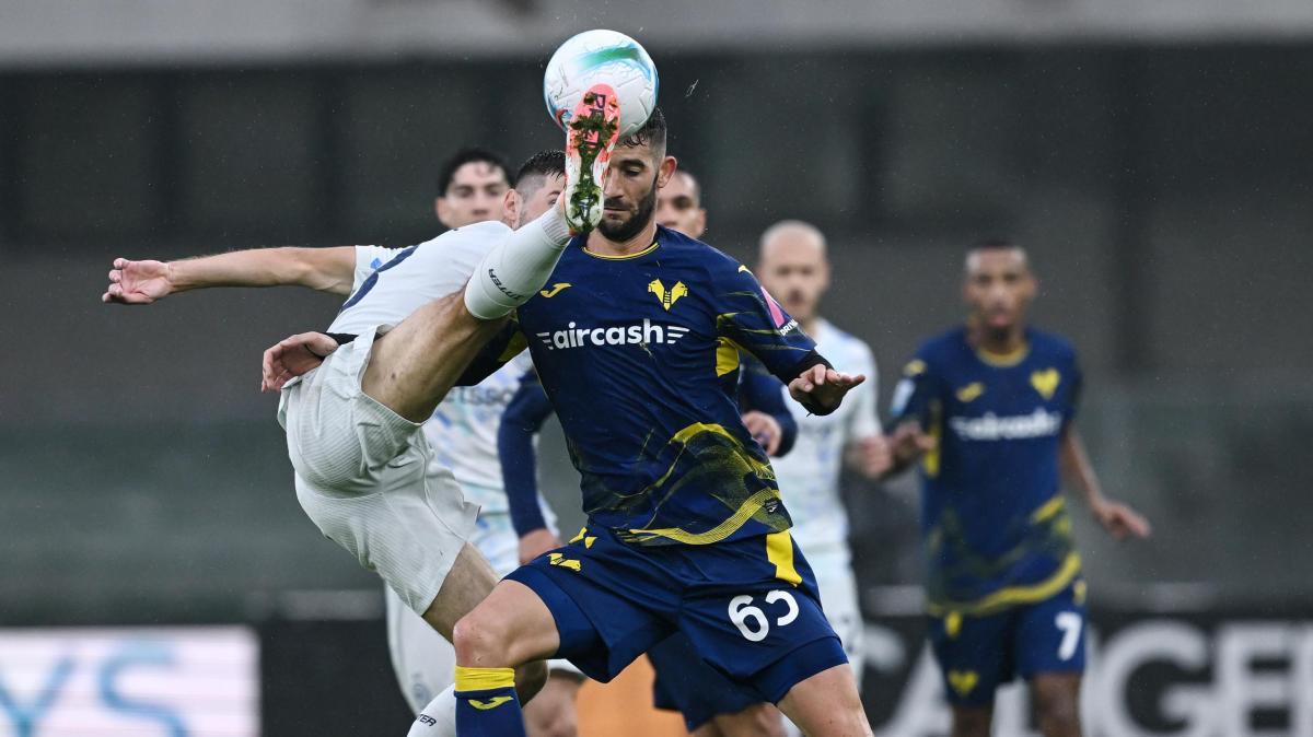 Verona-Inter 1-2: gli scaligeri protestano per un rosso non dato a Bisseck. I nerazzurri superano il Milan in classifica