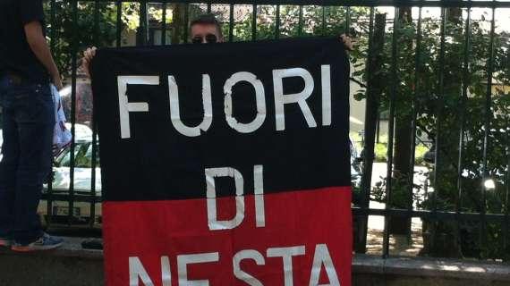 FOTO MN - Anche i fan di Nesta oggi a Milanello