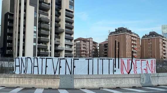 Comunicato Curva Sud: "Entreremo a San Siro dopo 15 minuti. Proprietà: questo è il vostro totale fallimento. Se non vedremo cambiamenti, vi lasceremo 'soli con la vostra vergogna'"