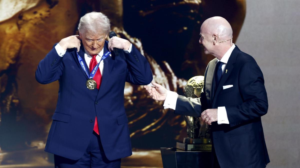 Infantino a Davos incontra i big dell'economia, Trump lo saluta come "re del calcio"