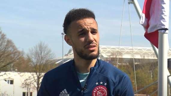 De Telegraaf - Mazraoui: Milan in corsa per il terzino insieme al Dortmund, ma Barcellona in pole