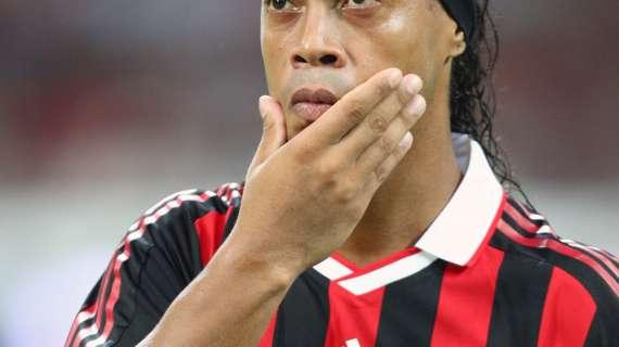 In attesa del raduno, Dinho mostra la pancetta sulle spiagge brasiliane (FOTO)