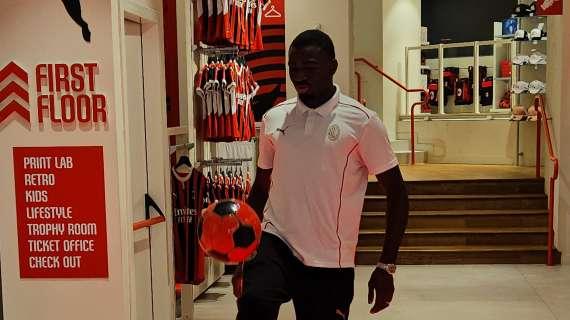 MN - Fofana e i primi palleggi in rossonero nello store di via Dante