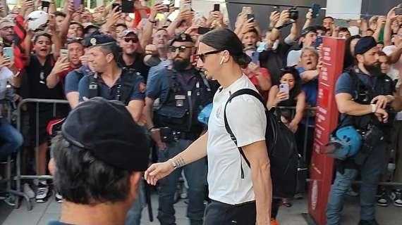 VIDEO MN - Il Milan lascia Casa Milan spinto da tantissimi tifosi: comincia la trasferta di Reggio Emilia