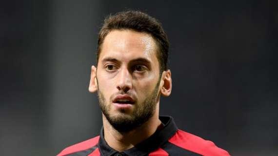 MN - Ordine: "Calhanoglu bene da mezzala, non lo rimetterei nel tridente ma avanzerei Paquetà"