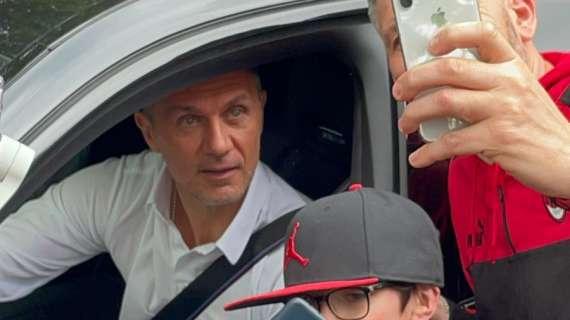 VIDEO MN - Milanello, Paolo Maldini con i tifosi alla vigilia dell’euroderby di andata