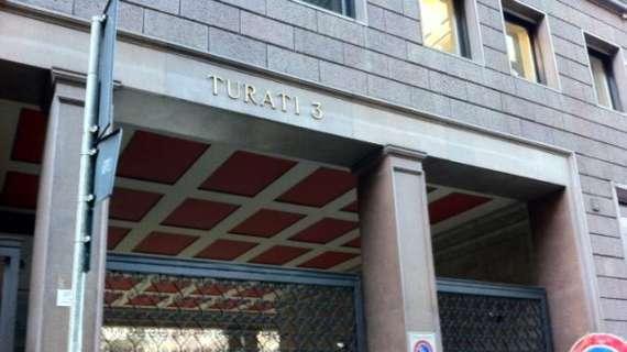 FOTO - Striscione di protesta appeso fuori da via Turati