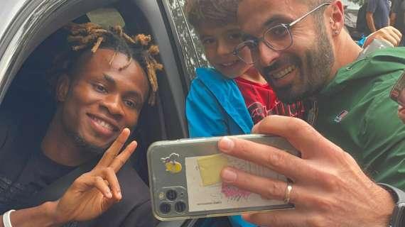 VIDEO MN - Milanello, Chukwueze scatta foto e firma autografi alla vigilia del derby