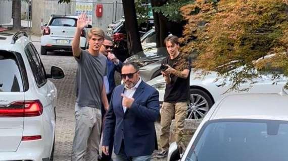 Gli agenti di De Ketelaere raccontano: "Charles voleva il Milan. Trattativa difficile, dopo l'incontro in Belgio i due club non hanno più voluto parlarsi"