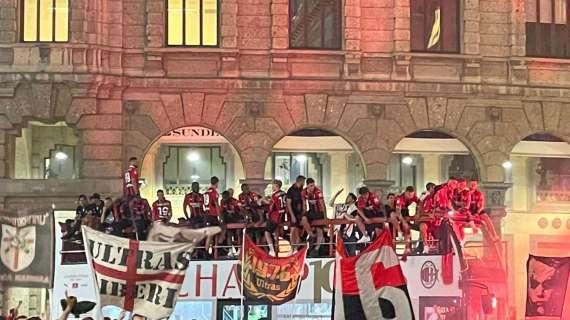 VIDEO MN - I tifosi cantano ed esultano sotto il pullman del Milan