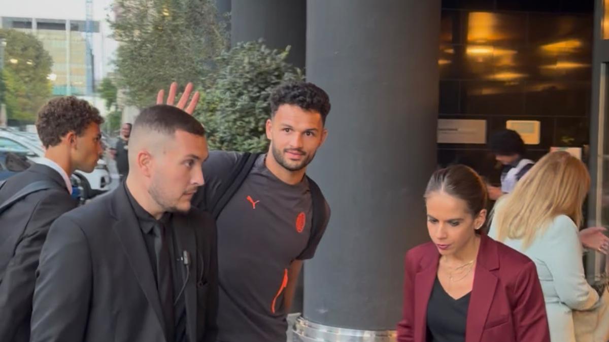 VIDEO MN - L'arrivo dei giocatori del Milan al ritiro pre-gara al Melià