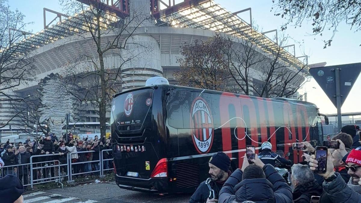 VIDEO MN - Arrivato a San Siro il pullman rossonero per Milan-Sassuolo