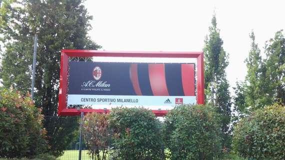 Milanello, l'ex rossonero Chamot assiste alla rifinitura