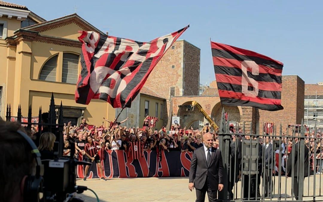 Gli ex compagni e amici che hanno portato il feretro di Franco Baresi