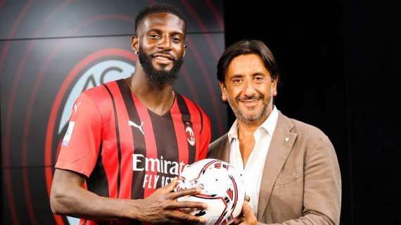 FOTO MN - Bakayoko posa, dopo la firma, con l'agente Busiello