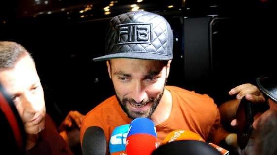 MN - Westin Palace, arrivato Higuain: "Ho parlato con Gattuso, un saluto a tutti i tifosi. Dopo le visite dirò quello che sento"