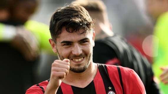 Brahim prova a togliersi la maglia dopo il gol, ma Calabria glielo nega. Poi il terzino sui social: "Ora puoi togliere la maglia"