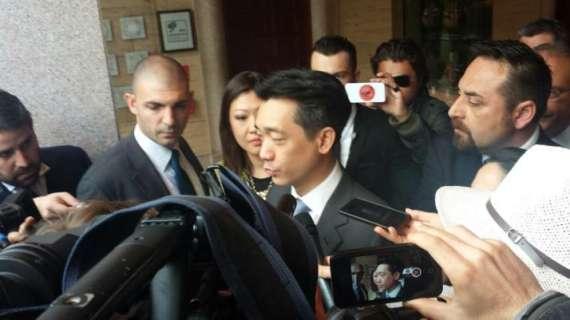 CorSera - Milan, Mr.Bee continua i suoi incontri con avvocati, consulenti e finanziatori. E Berlusconi mette il veto su Nelio Lucas