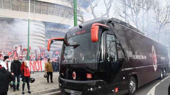 VIDEO MN - L’arrivo del pullman del Milan a San Siro