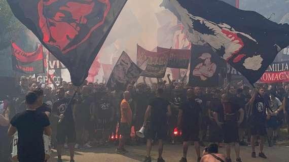 VIDEO MN - "Una vita accanto al Diavolo", lo spettacolo della Curva Sud al raduno di Milanello