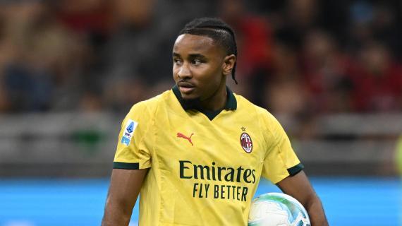 Nkunku sfortunato con gli arbitri: i rossoneri protestano per un altro rigore negato