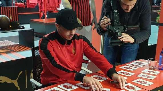 FOTO MN - Bennacer firma autografi allo Store di Casa Milan