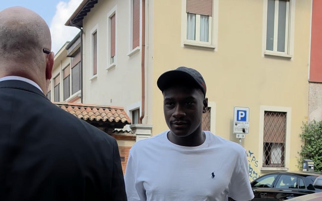 VIDEO MN - L'arrivo di Diawara in hotel. Più tardi le visite mediche con il Milan