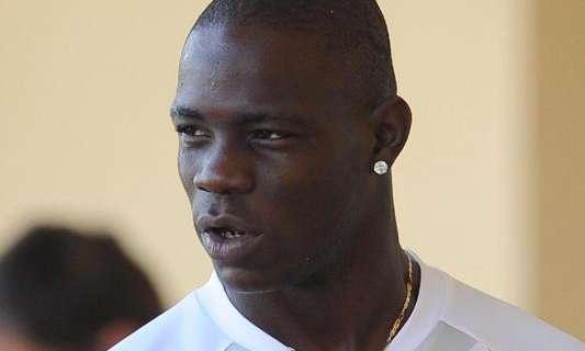 Balotelli: "Mi piacerebbe giocare con i calciatori del Milan"