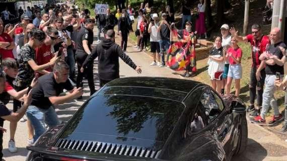 VIDEO MN - Maldini e Massara acclamati dai tifosi all'uscita da Milanello