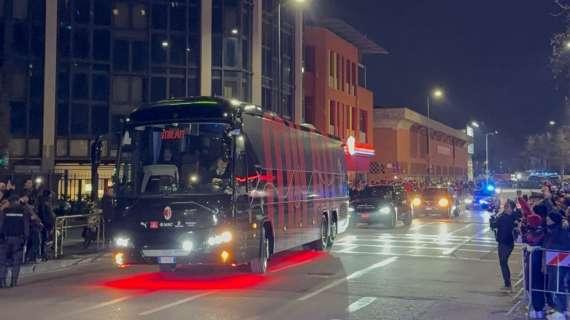 Qualche fischio all'arrivo del bus che porta il Milan a San Siro