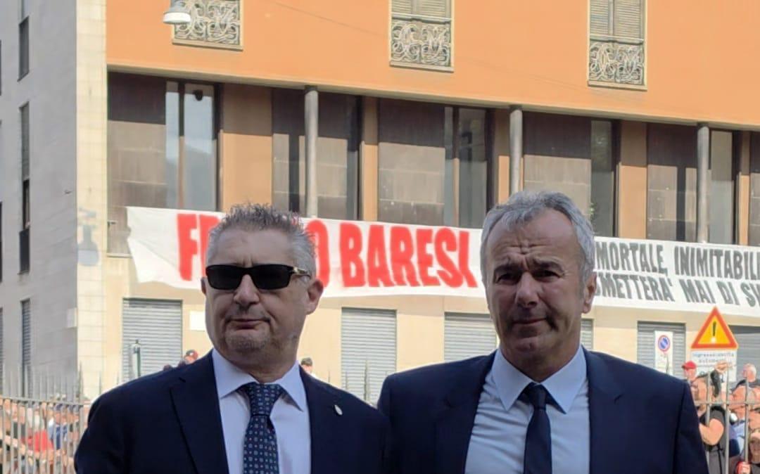 FOTO MN - Massaro e Savicevic da Baresi con la sua fascia autografata