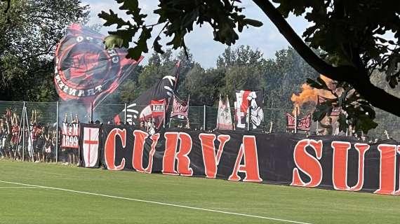 MN - Foto e video da Milanello, grande sostegno dei tifosi alla squadra prima di Milan-Cagliari