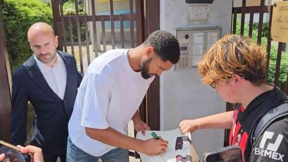VIDEO MN - Primi autografi per Ruben Loftus-Cheek all'uscita dal Centro Ambrosiano