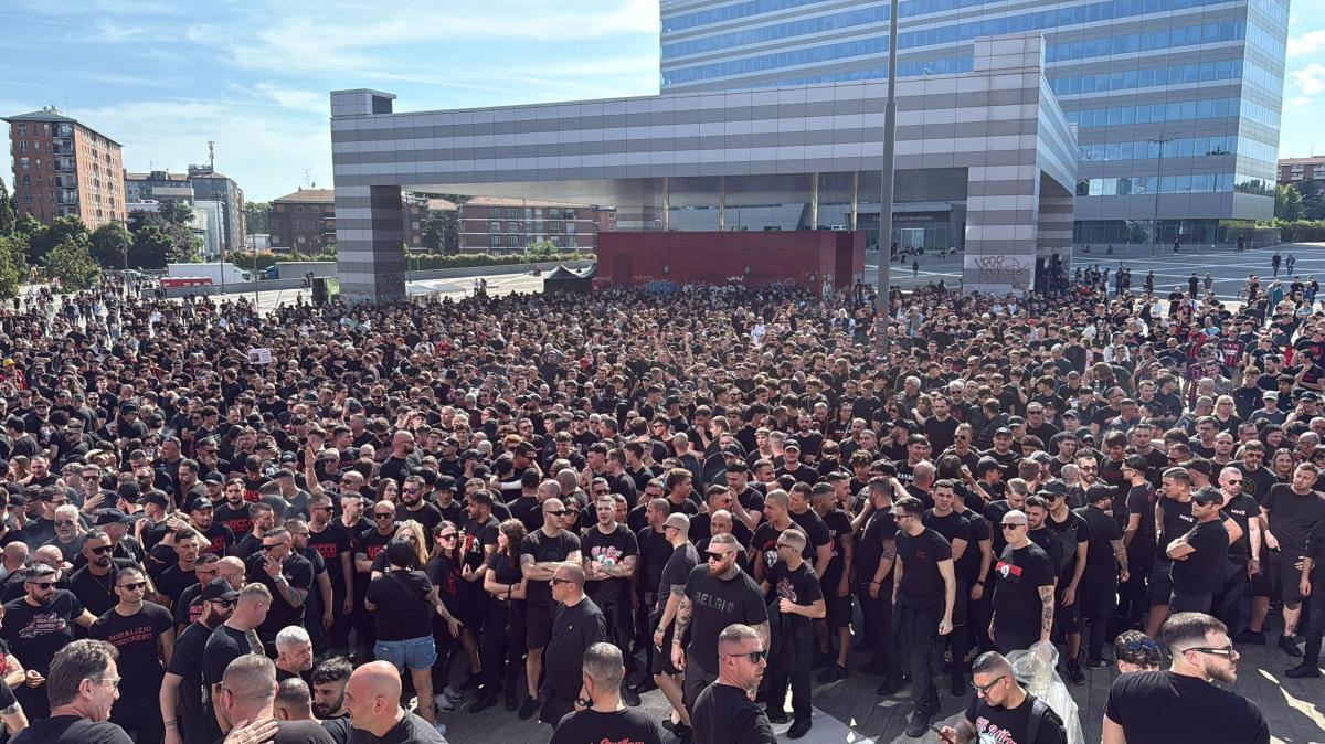 Curva Sud: "Mentre il Milan sprofonda nel baratro c'è un popolo che la notte non dorme più: la società va contestata in ogni modo"