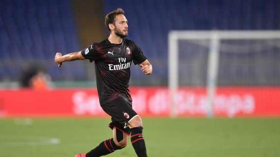 Sky - Massaggi per Calhanoglu a Milanello: le sue condizioni non preoccupano ma resta in dubbio per la Juve