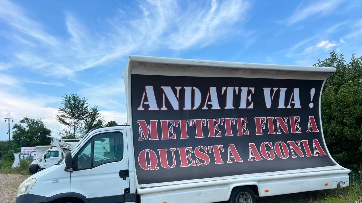 Da oggi, per due settimane, a Milano girerà una "vela" contro la proprietà