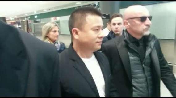 MN - Un tifoso cinese milanista a Yonghong Li: "Speriamo di tornare grandi" e lui gli stringe la mano