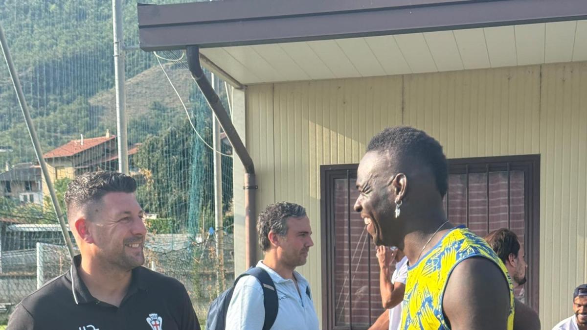 A Bardonecchia si incrociano due ex rossoneri: Balotelli e Bonera si sfidano nell'amichevole tra Al-Ittifaq e Pro Vercelli
